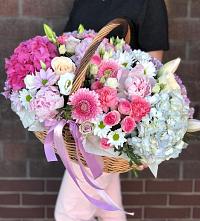 Композиция солнечный день в Кошки Самарская область Цветочная композиция из Розы, Хризантемы, Пионы и Лизиантусы в корзине в Кошки Самарская область